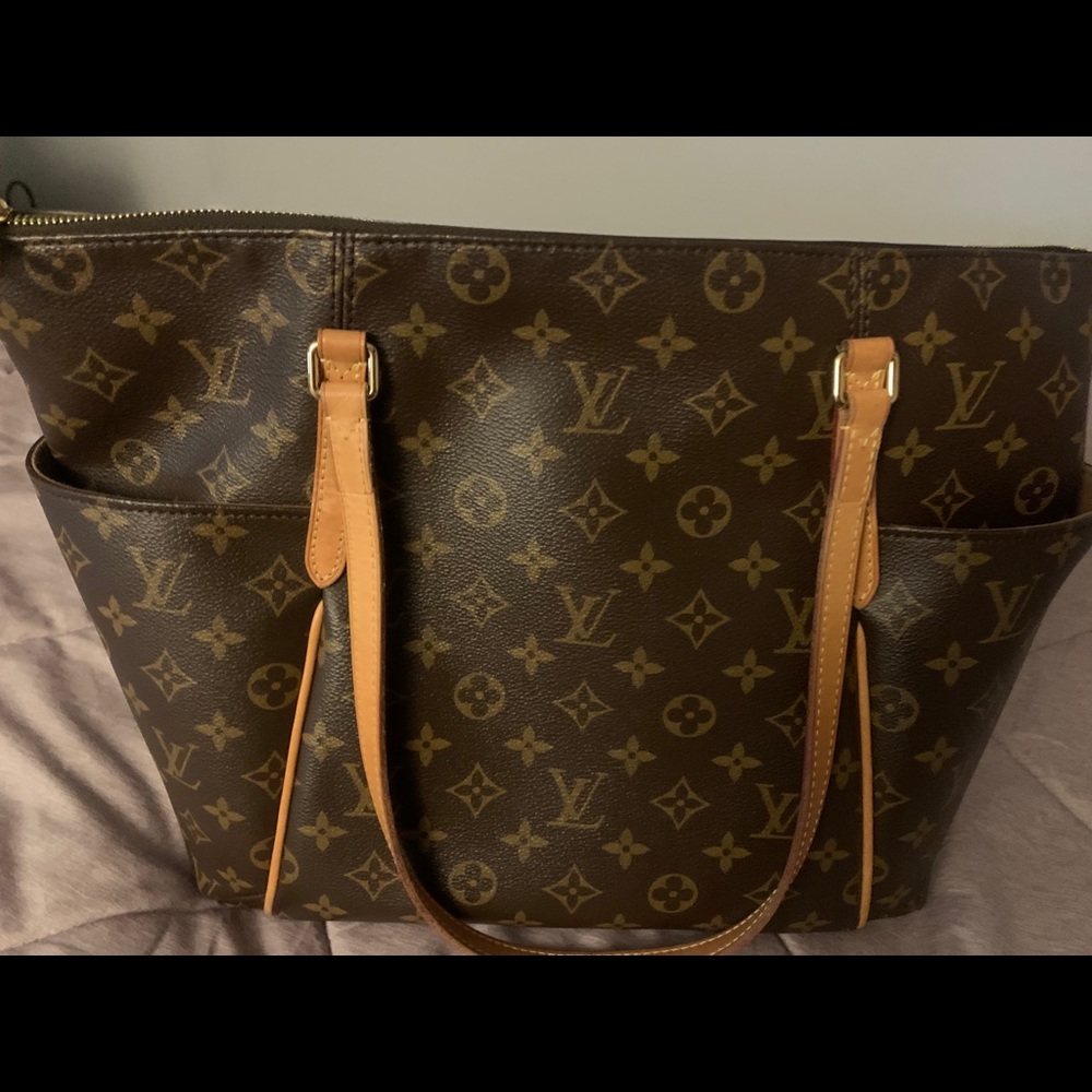 Authentic Louis Vuitton in excellent condition.